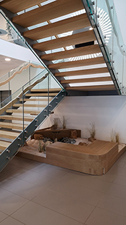 ESCALIER METAL AVEC MARCHES BOIS ET GARDE-CORPS EN VERRE